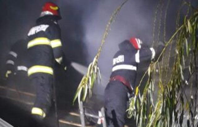 Bărbat de 54 de ani ajuns la spital cu arsuri în urma unui incendiu