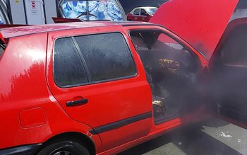 O mașină a luat foc …