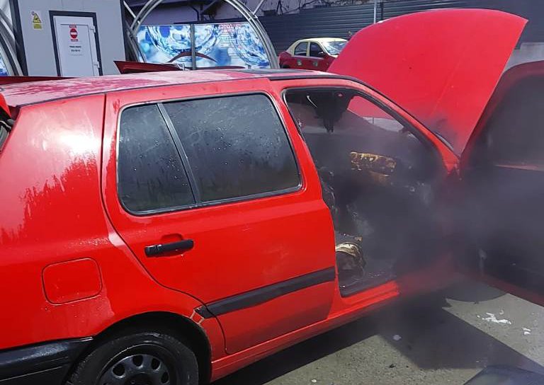 O mașină a luat foc în mers pe strada Împărat Traian din Botoșani