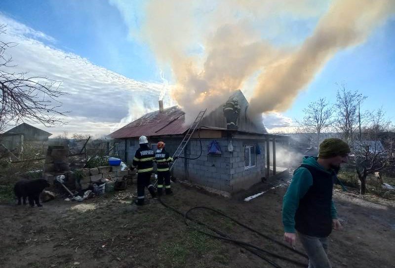 Două familii au rămas fără acoperiș deasupra capului în urma unui incendiu - FOTO