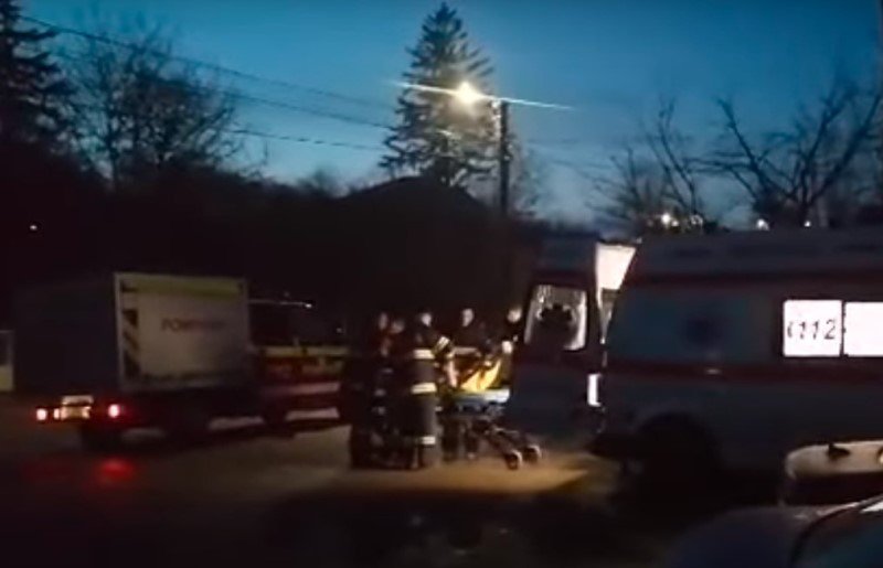 Bărbat din Dorohoi în stare gravă ajutat de pompieri să ajungă la spital