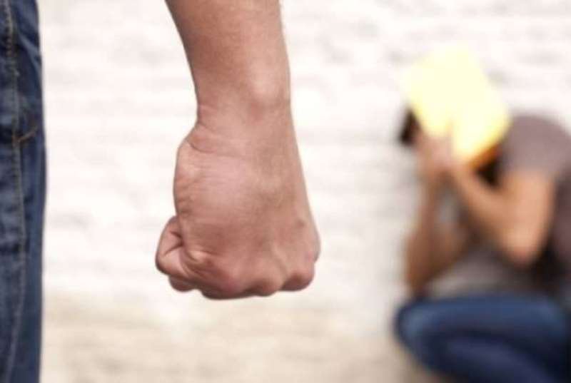 Bărbat cercetat pentru tentativă de omor după ce și-a bătut concubina și doi copii