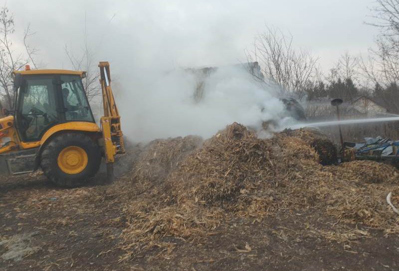 Depozit de furaje cuprins de flăcări la Ripiceni din cauza unui foc lăsat nesupravegheat - FOTO