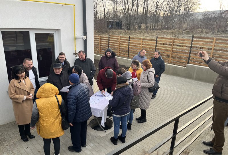 Cadou de Crăciun pentru 16 familii din Dorohoi. Autoritățile locale au inaugurat un nou lot de locuințe sociale - FOTO