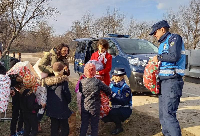 Surpriză de Crăciun pentru o familie a cărei casă a fost distrusă de un incendiu - FOTO