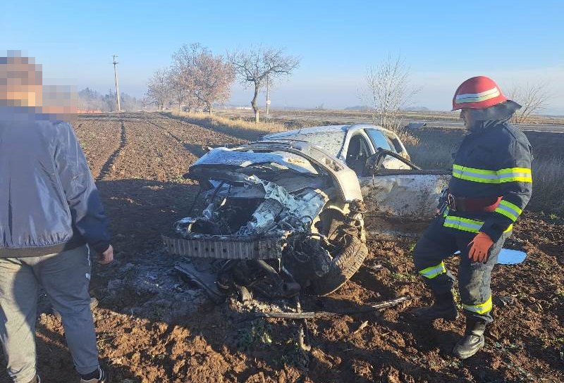 Accident la Brăești! O mașină a luat foc după ce a ieșit de pe carosabil și a izbit un copac - FOTO