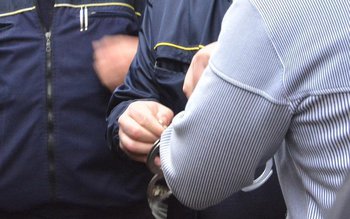 Tânăr reținut de polițiști după …