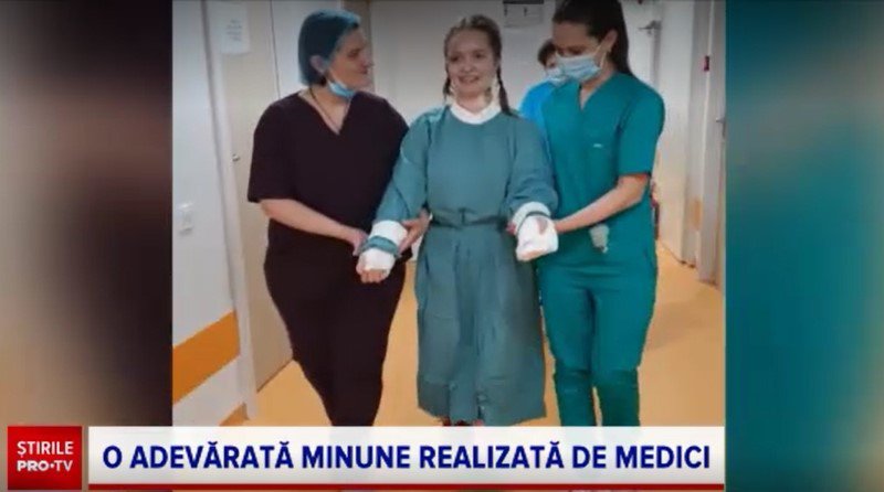 Alexia, fata rănită grav în accidentul de la Pașcani, a făcut primii pași pe holurile spitalului