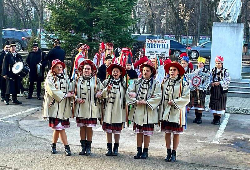 Polițiștii botoșăneni au primit vizita urătorilor din Vârfu Câmpului și Vorona - FOTO