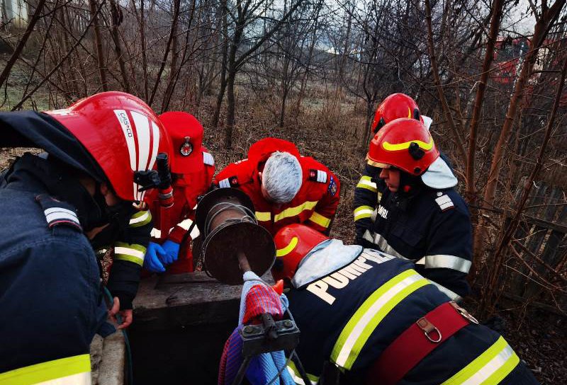 Misiune contracronometru la Dorohoi după ce un bărbat a căzut într-o fântână. Un localnic i-a auzit strigătele de ajutor - FOTO