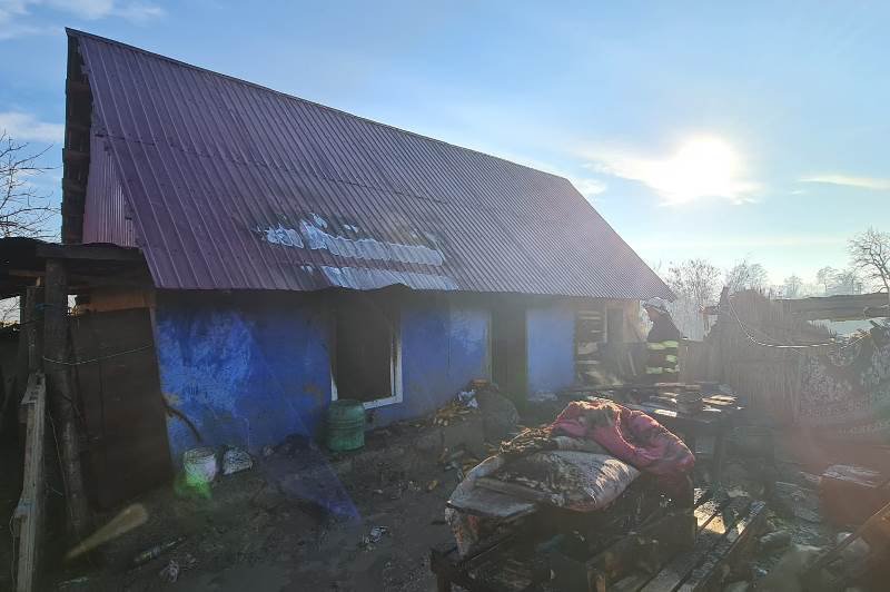 Explozie într-o bucătărie din Adășeni. Pompierii au intervenit de urgență pentru stingerea incendiului