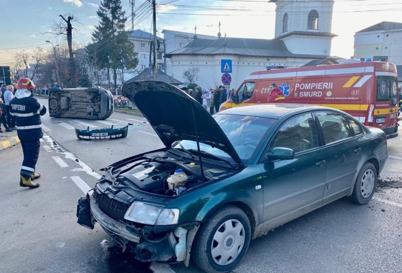 Mașină răsturnată după un accident produs la Botoșani. Un bărbat a ajuns la spital - FOTO