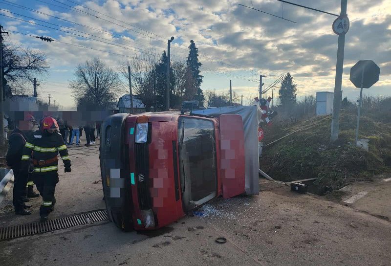 Neatenția se putea transforma în tragedie! Autoutilitară lovită de tren într-o localitate din Suceava