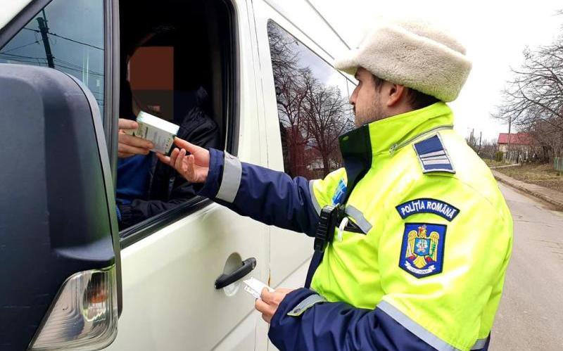 Polițiștii botoșăneni au oferit șoferilor căști de tip „hands-free” în cadrul acțiunii „Pierzi atenția, pierzi controlul!” - FOTO