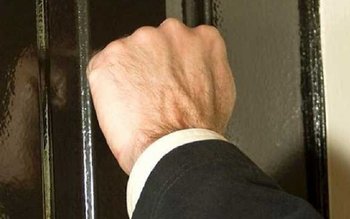 Atenție la FALȘII VIZITATORI!