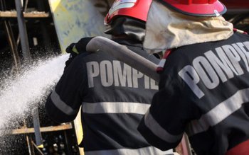 Două case amenințate de flăcări …