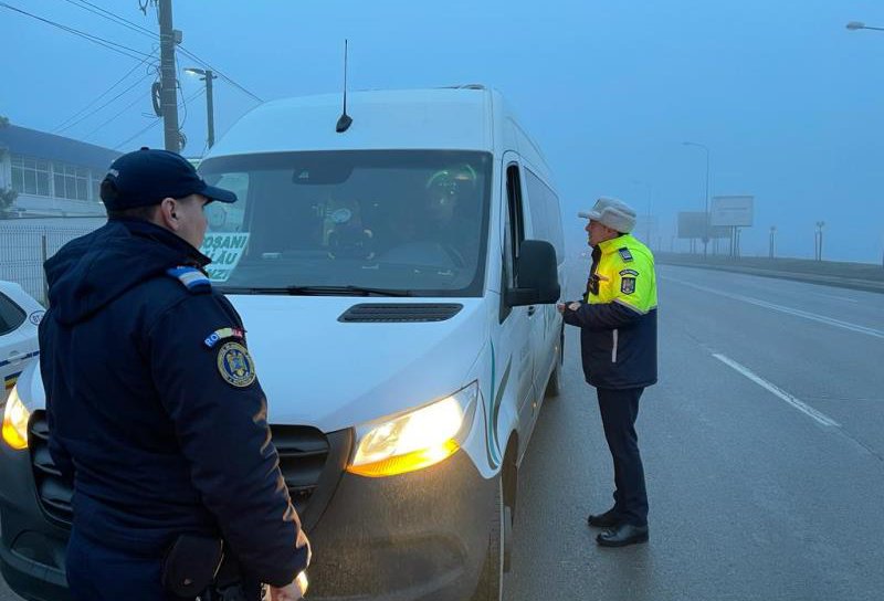 Acțiune pentru verificarea transportului rutier de persoane la Botoșani - FOTO