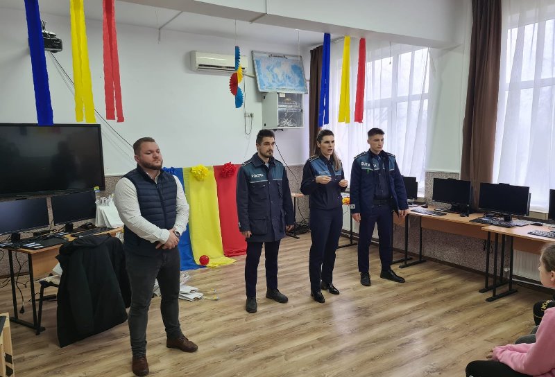 Activități ale polițiștilor botoșăneni privind combaterea violenței în mediul școlar