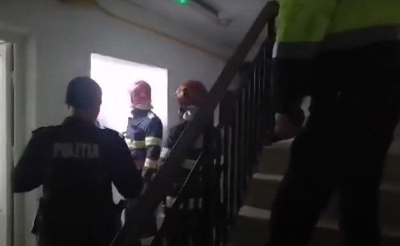 Clipe de panică la Dorohoi! Patru persoane au rămas blocate într-un lift