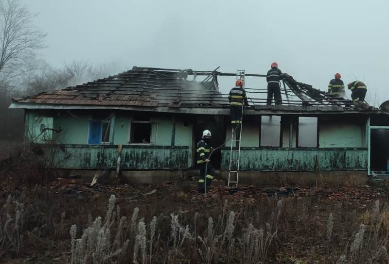 Casa unui bărbat din județul Botoșani a fost distrusă în urma unui incendiu