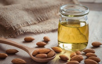 Uleiul de migdale dulci are …