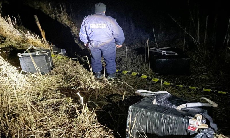 Ţigarete de contrabandă în valoare de 50.000 de lei abandonate pe malul Prutului - FOTO