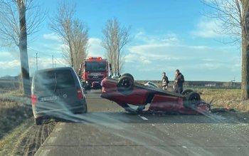 Mașină răsturnată pe cupolă în …