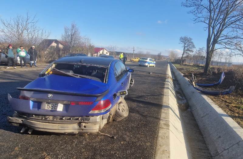 Accident! Un șofer a izbit copacii de pe marginea drumului și a revenit pe carosabil la ieșirea din Botoșani
