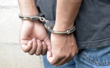 Bărbat dat în urmărire de …