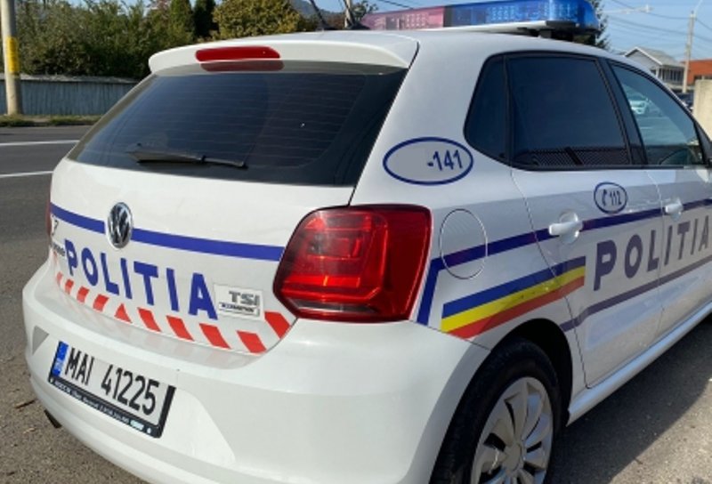 Bărbat prins de polițiști în timp ce vindea mărfuri contrafăcute în parcarea unui supermarket din Botoșani