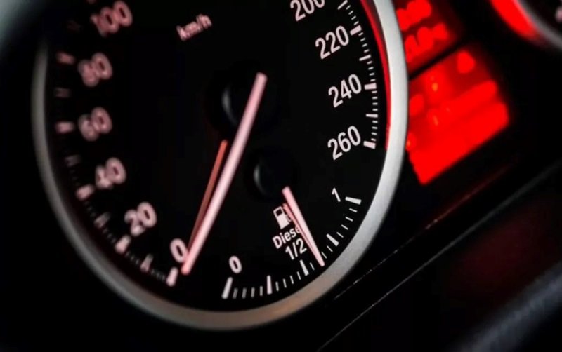 Amendă uriașă pentru un tânăr care a condus cu peste 140 de km/h în localitate și cu documente în neregulă
