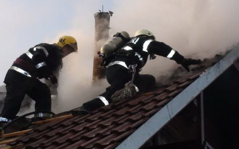 Un bărbat din Viișoara Mică a rămas fără acoperiș deasupra capului, în urma unui incendiu