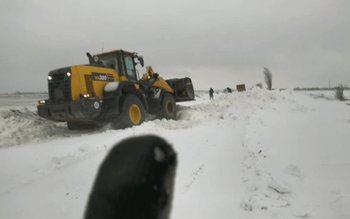 Drumuri închise din cauza viscolului. …