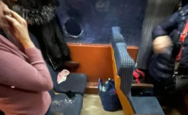 Femeie rănită de un bolovan aruncat prin geamul unui tren care se îndrepta către Botoșani. Călătorii au dat declarații la Poliție