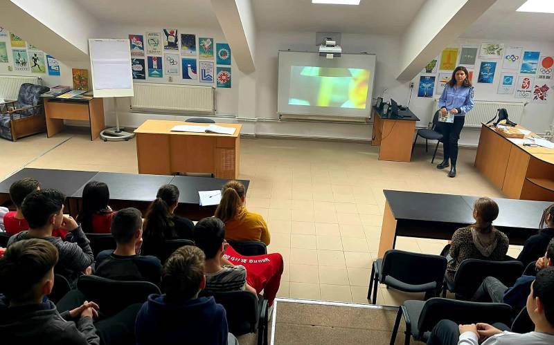 Poliţiştii botoşăneni alături de elevii liceului cu Program Sportiv Botoșani, pentru promovarea măsurilor de siguranţă personală