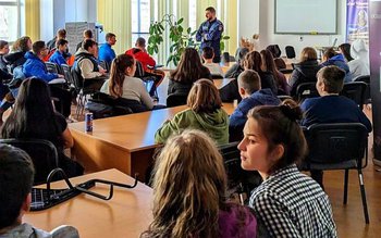 Poliţiştii botoşăneni alături de elevii …