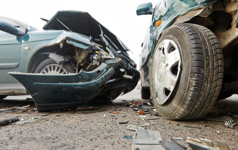 Un șofer băut a lovit o mașină care circula regulamentar din sens opus