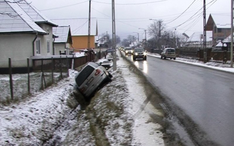 A băut și s-a urcat la volan. Bărbatul a ajuns cu mașina într-un șanț