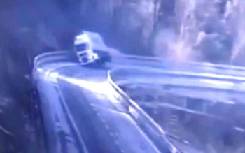 Un TIR condus de un …