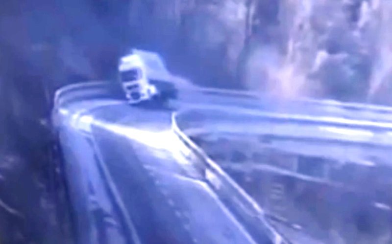 Un TIR condus de un român s-a prăbușit în gol de la 15 metri de pe un viaduct din Italia