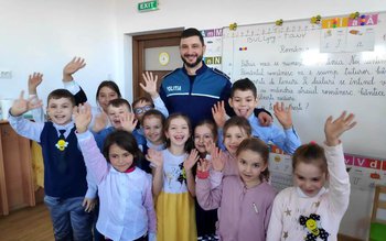 Poliţiştii botoşăneni alături de elevii …