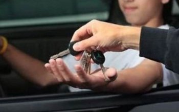 Minor prins circulând cu o …