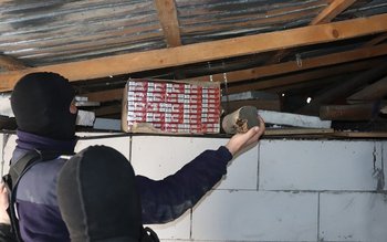 Ţigări de contrabandă ascunse în …