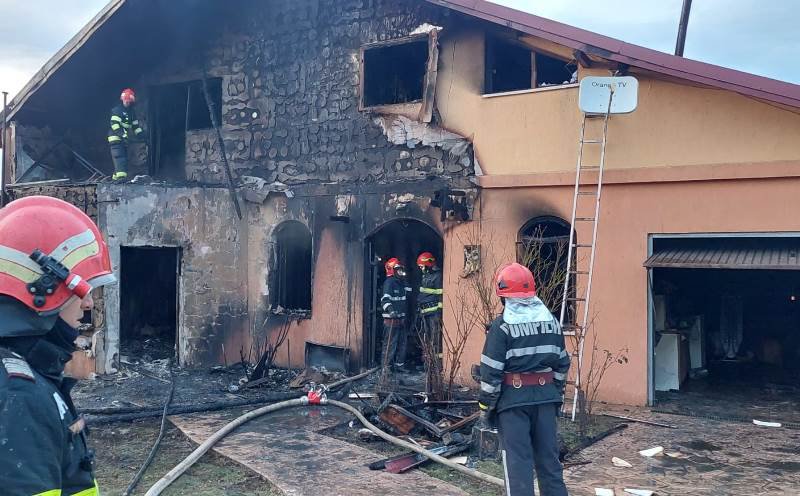 Un bărbat a ajuns la spital în urma unui incendiu care a izbucnit în locuința sa - FOTO