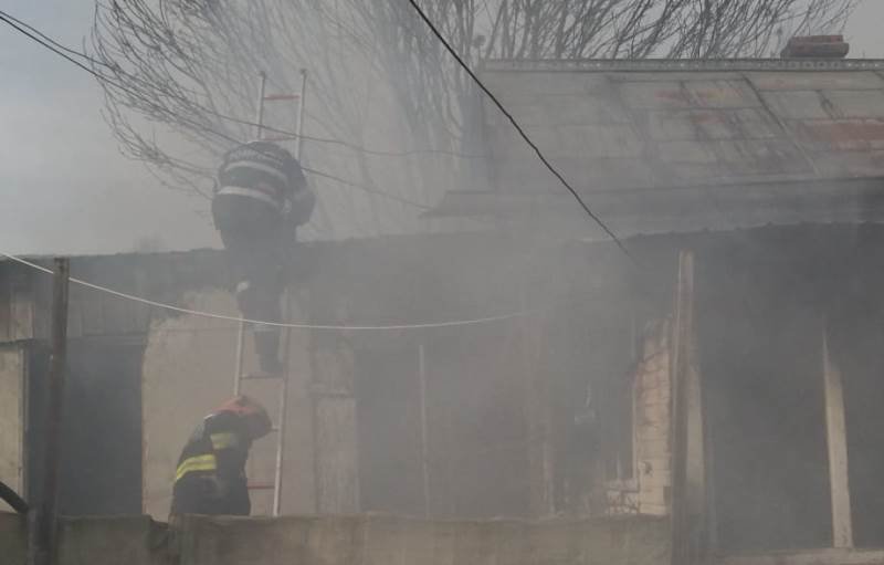 Femeie din județul Botoșani rămasă fără acoperiș deasupra capului în urma unui incendiu - FOTO