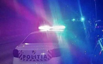 Autoturism staționat pe banda de …