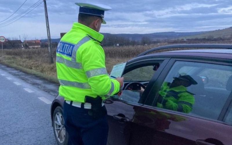 Șofer băut bine depistat de poliţişti într-o maşină care staţiona pe mijlocul drumului