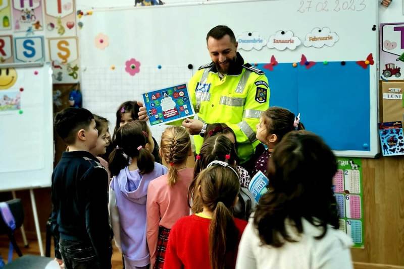 Activități educative desfășurate de polițiști în unitățile de învățământ - FOTO