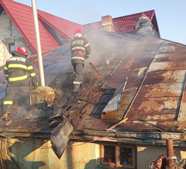 Flăcările unui incendiu au cuprins acoperișul unei case din Stâncești - FOTO