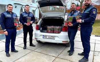Polițiștii au „dus” primăvara bunicilor …